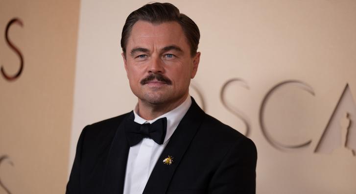Leonardo DiCaprio humoránál volt, szokatlan ajándékkal lepte meg a Golden Globe rajta viccelődő műsorvezetőjét