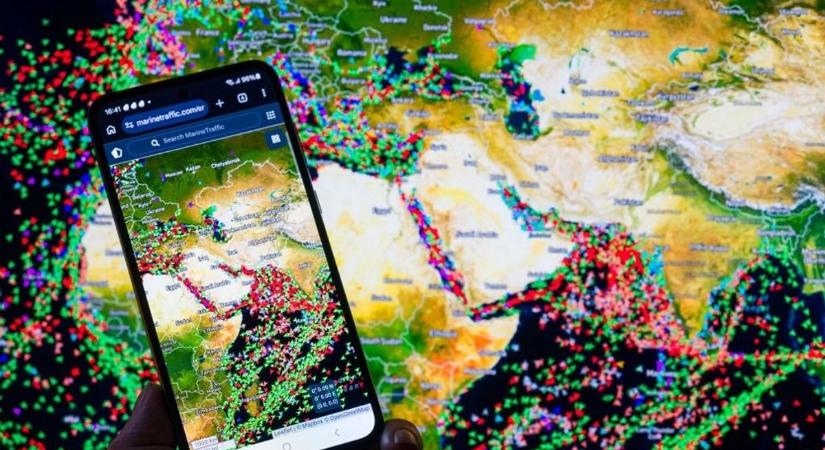 Műholdfelvételeken a Hormuzi-szorosban horgonyzó szúnyogflotta, ami rettegésben tartja a fél világot