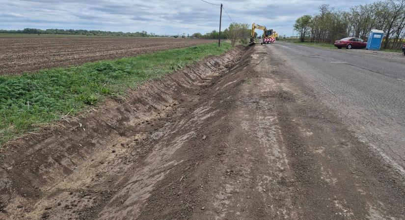 Felsorakoztak a munkagépek, hamarosan új fényében tündökölhet a hajdú-bihari útszakasz!