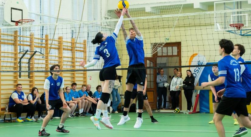 Megmozdultak a debreceni iskolák, színvonalas röplabdatornát rendeztek – fotókkal