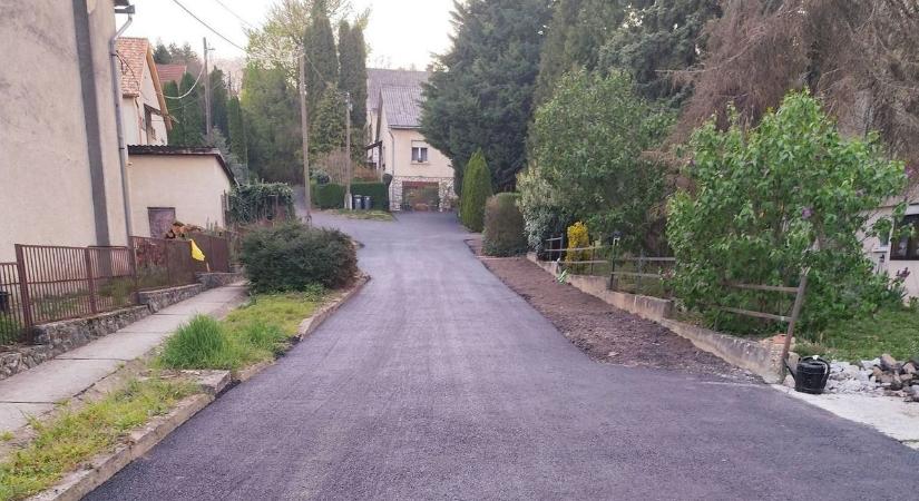 Nem álltak meg Hőgyészen: az 56-os út mellett több utca is új burkolatot kapott