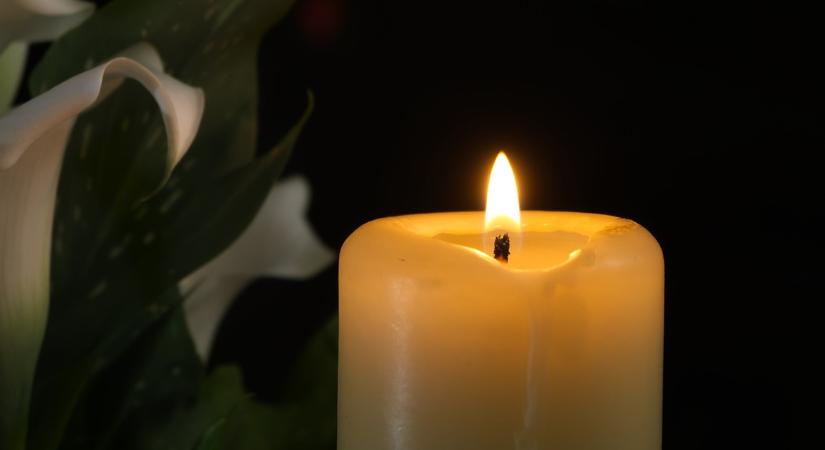 Döbbenet: meghalt egy nő, miután eltalálta egy erkélyről kidobott szobor