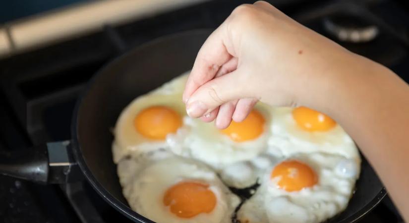 Neked is szétfolyik a tükörtojás? Ettől a titkos adaléktól tökéletes reggelit rittyenthetsz