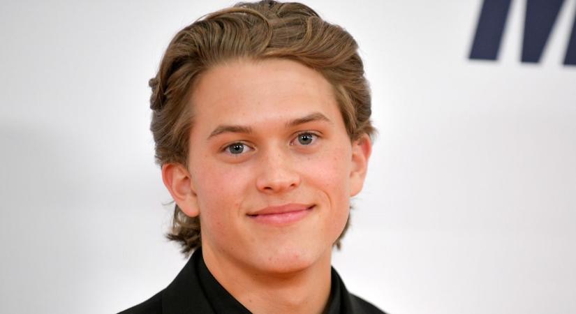 Ez a jóképű fiatalember igazi sztárcsaládból jött – Kitalálod, kik a híres szülei?