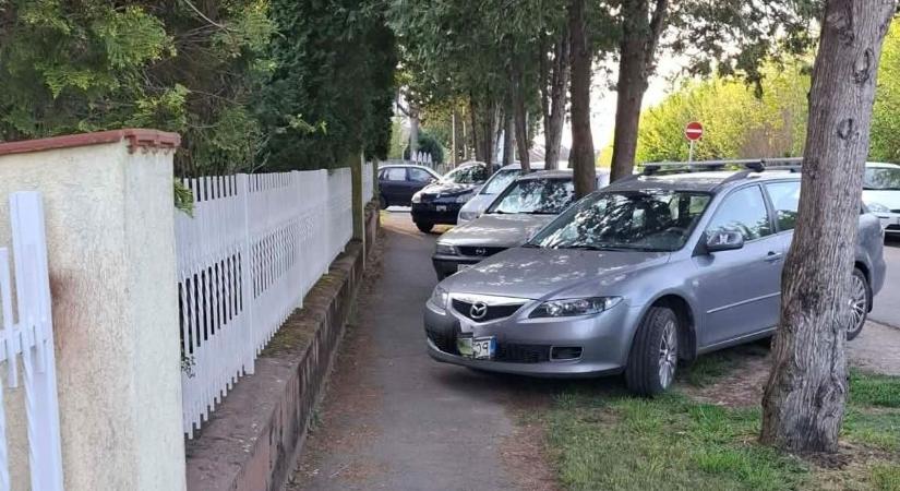 Járda helyett parkoló? Olvasónk megelégelte a zalai városban tapasztalható állapotokat