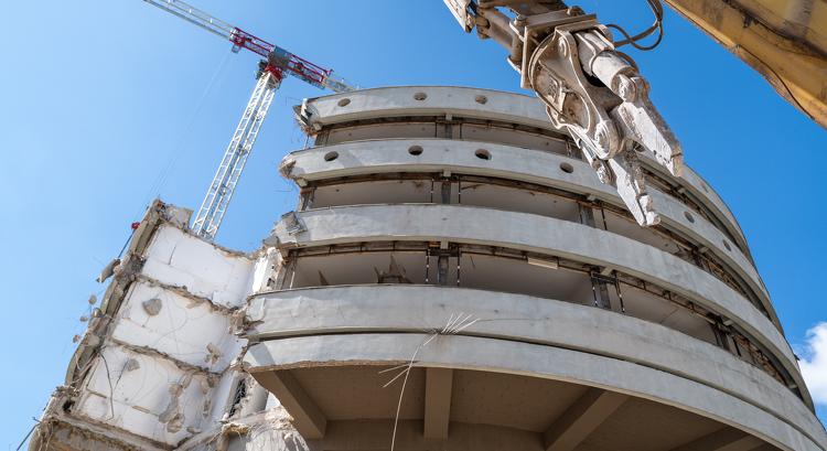 Betonharapó óriásgépekkel bontják a legendás budai Körszállót: látványos szakaszához érkezett a munka – fotók