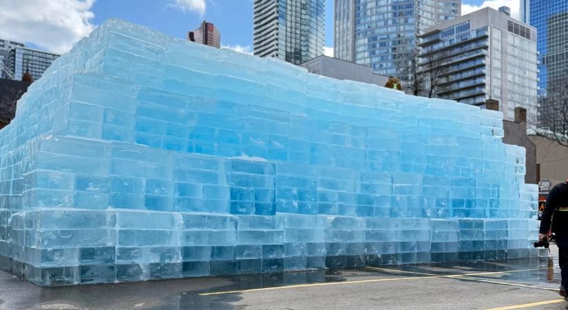 Drake jégszoborral jelentette be új albumát – így derült ki a dátum