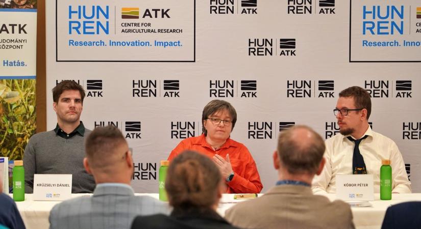 Martonvásári tudósok segítik a gazdákat: Gyakorlati tudás került a könyvespolcokra