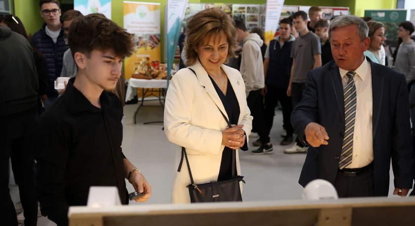 Robot, fondant és CNC – ilyen volt a szakképzés, amikor nem csak beszéltek róla