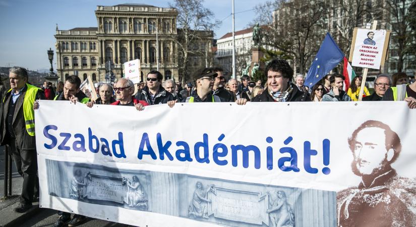 „Az elmúlt 15 évben mindig jött egy okos ember, aki csinált valamit, aminek katasztrófa lett a vége”