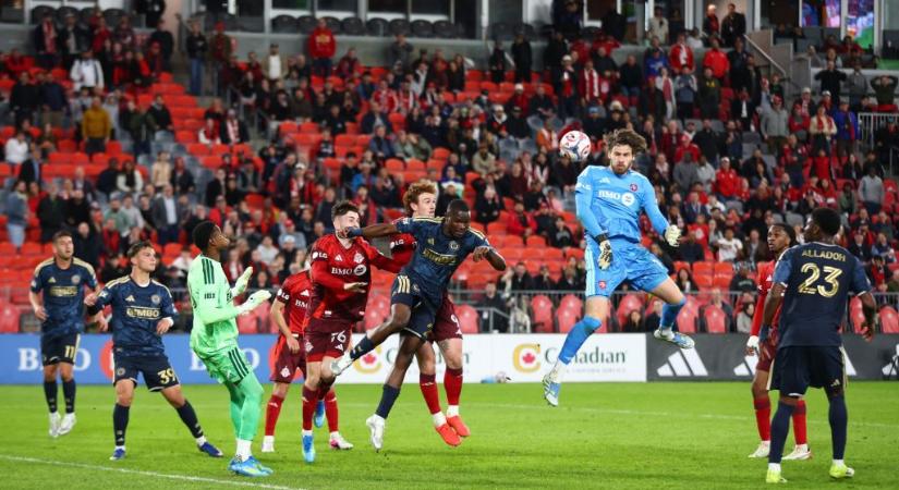 A bírónak már le kellett volna fújnia a meccset, de így még pont jutott idő egy emlékezetes kapusgólra