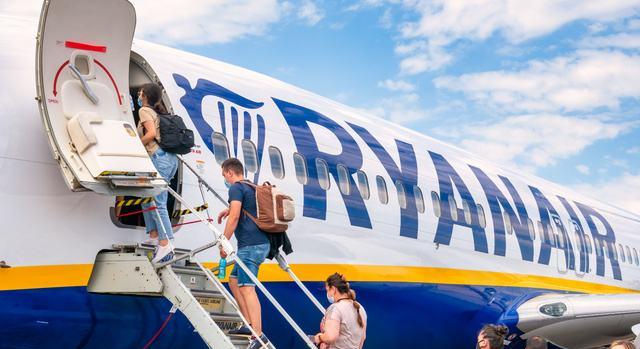 Szigorít a Ryanair: korábban kell a repülőtérre kimenned, ha így utazol