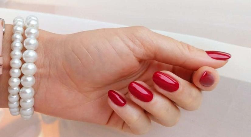 Jegygyűrű helyett monogram a körmön