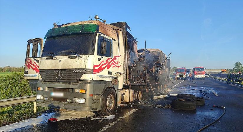 Fotókon a reggeli kamiontűz a sztrádán - Galériával