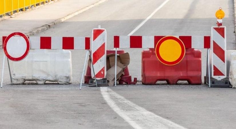 Teljes lezárás a sztrádán: felborult egy kamion az M1-es autópályán - Hatalmas a torlódás, cikkünk frissül!
