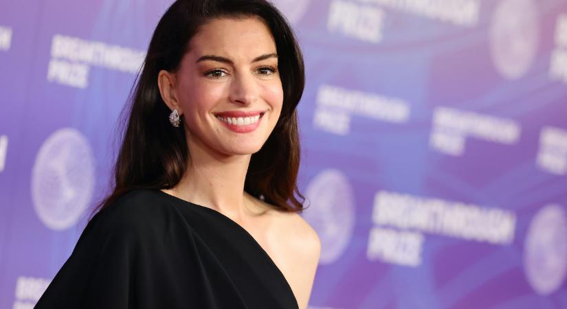 Anne Hathaway mesebeli ruhában tarolta le Londont – minden szem rá szegeződött