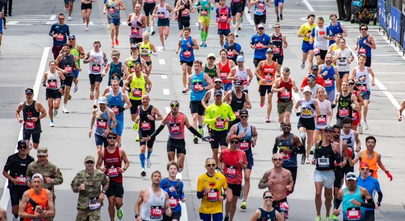 Elképesztő jelenetek a Boston Maratonon, két hőst ünnepelnek – videó
