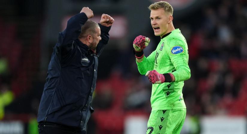 Légiósok: Tóth Balázsba egy szurkoló kötött bele a pályán - a védései bennmaradást értek Angliában