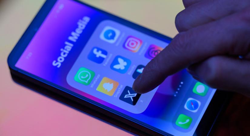 Törökország betiltja a közösségi médiát a 15 év alattiaknak