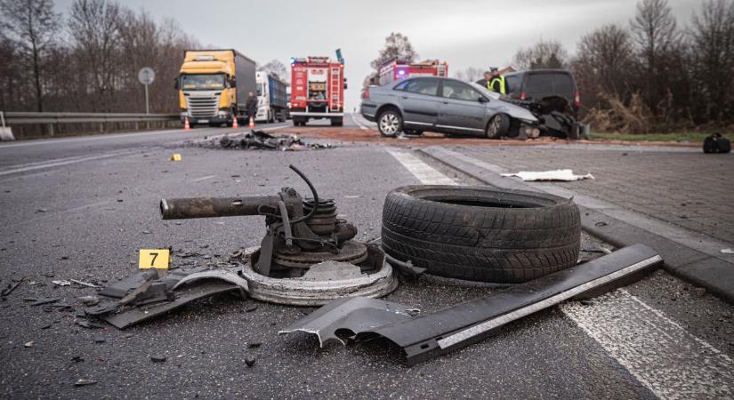 Brutális karambol Kunszentmárton határában, félpályán halad a forgalom