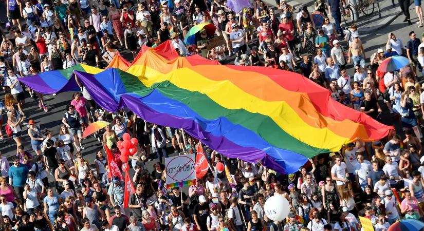 Visszatér az LMBTQ, a Budapest Parkban kitűzték a szivárványos zászlót