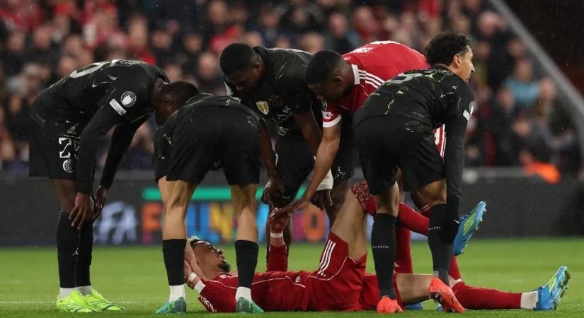 A Liverpool sérült sztárja átesett a műtéten, rá sem lehet ismerni – fotók