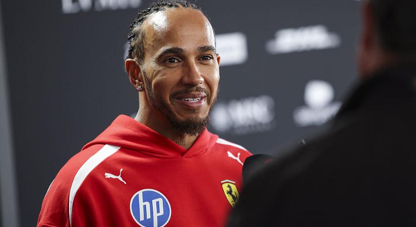 Most már nem titkolják: Lewis Hamilton és Kim Kardashian szenvedélyesen csókolózott a tengerparton – videó