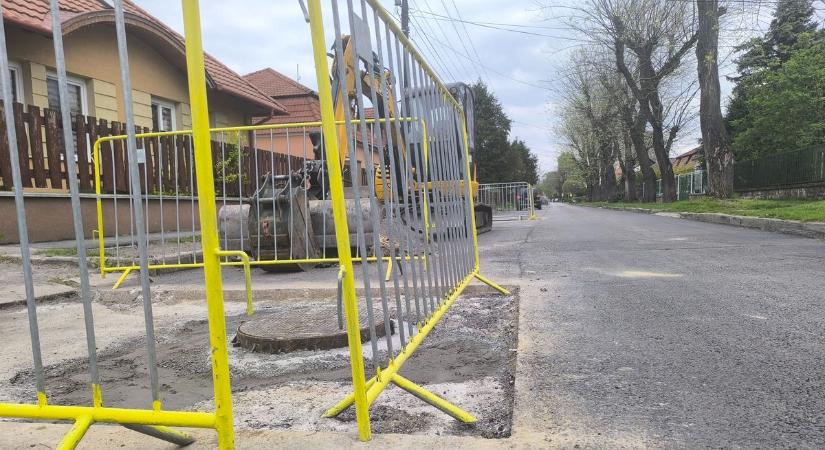 Megtudtuk, hogy miért dolgoznak újra munkagépek a Jázmin utcában