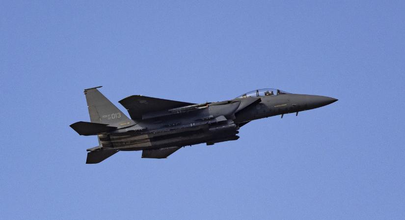 Szelfizett az egyik, videózott a másik pilóta, összeütközött két vadászgép