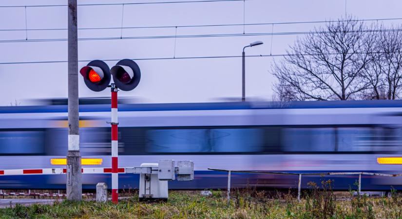 Most jött a megrázó hír: két vonat frontálisan ütközött, mentők a helyszínen