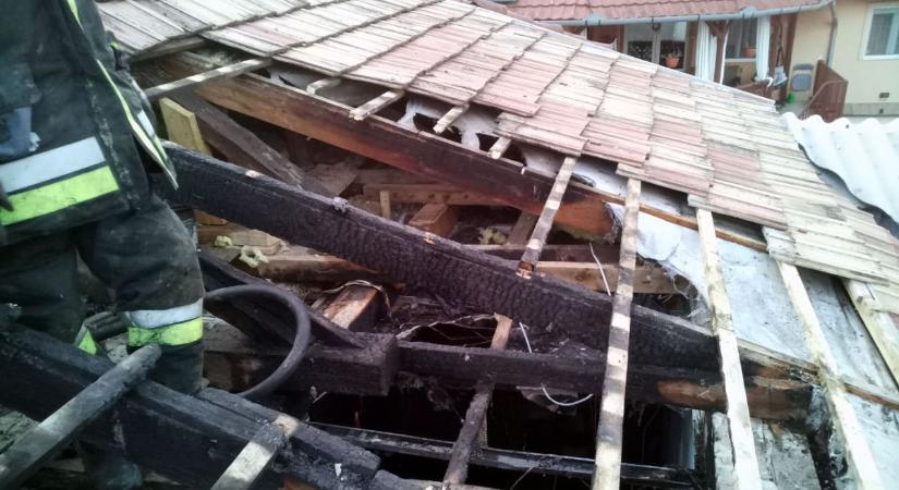 Családi ház tetőszerkezete lángolt Dombóváron