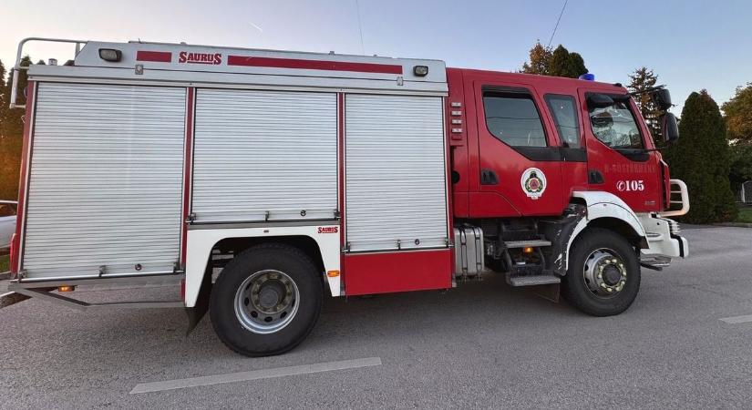 Tehergépkocsi és személyautó ütközött, egy embert a tűzoltók szabadítottak ki a roncsból