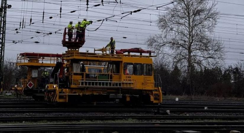 Hatalmas a káosz a vasúton: Szajolnál szakadt el a vezeték, tucatnyi buszt vezényeltek a helyszínre