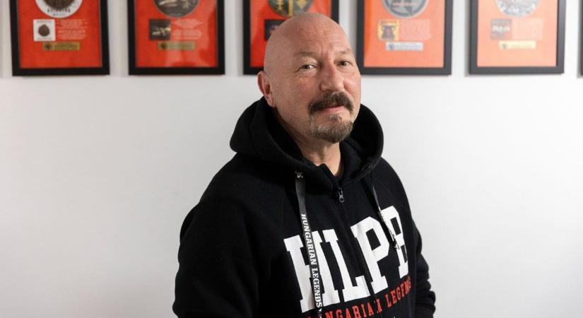 „Kezdj el futni!” – a Kárpátia frontembere üzent a keresztényeket „kettéhugyozni” kívánó Tóta W. Árpádnak (VIDEÓ)