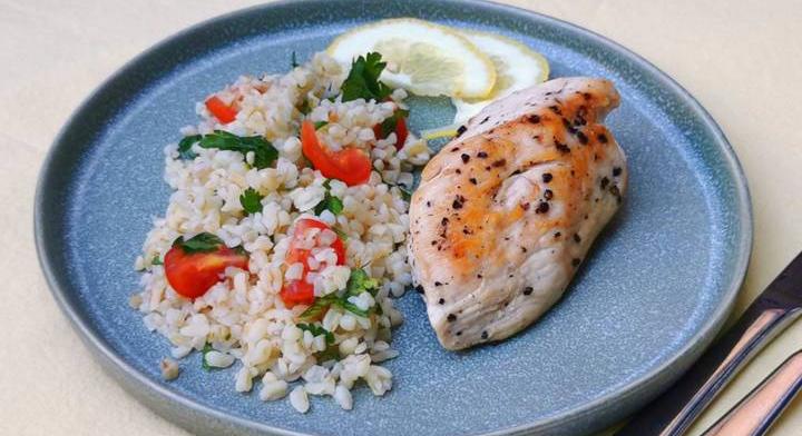 Natúr csirkemell zöldséges bulgurral: könnyű, diétás ebéd