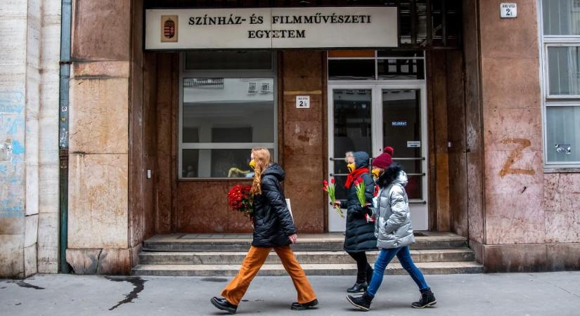 Feszült a hangulat az SZFE-n: A diákok gyűlést akartak tartani, de eltávolították a plakátjaikat