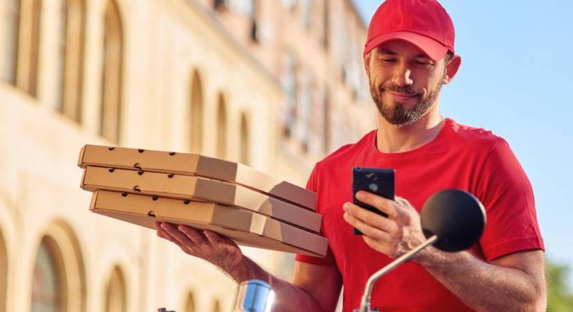 Pizzát rendelt terhes feleségének a férj: vicces segélykiáltást írt a számlára