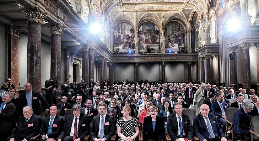 A Fidesz tűzzel-vassal átszervezte, a kutatók visszacsinálnák: mi vár a kormányváltás után az akadémiai rendszerre?