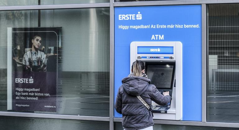Robbant a botrány: az Erste hátrányos bánásmódról beszél, zsarolás és fenyegetés is történhetett