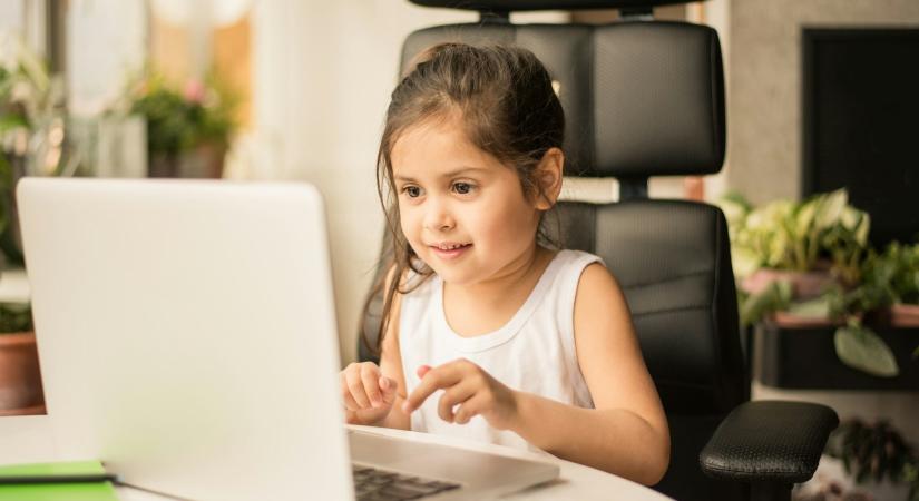 Meddig kell, és meddig lehet figyelni, mit csinál a gyerekünk az interneten?