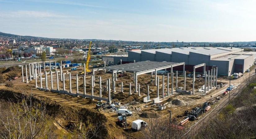 Nem akárki épít egy hatalmas logisztikai csarnokot Budapest határában - most kezd látványos formát önteni a gigantikus beruházás