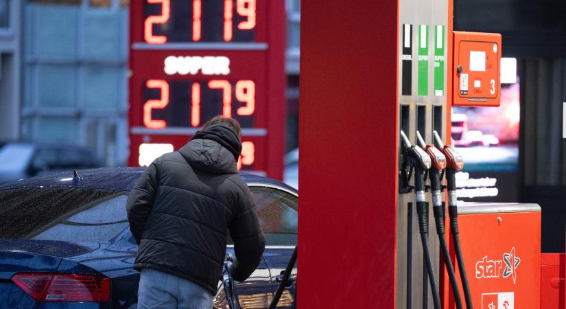 Brutálisan drágult az üzemanyag: hatalmas pofont kaptak az autósok