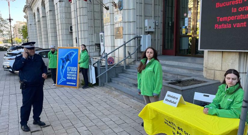 Greenpeace-aktivisták tüntetnek a környezetvédelmi minisztérium épülete előtt