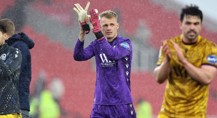 Tóth Balázs ökölbe szorított kézzel várta a pályára berohanó rendbontót Angliában