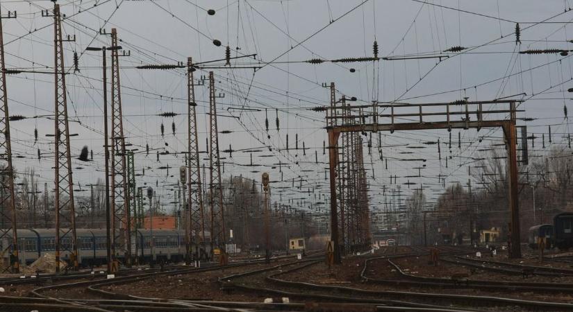 Elvágta a vasút Szolnokot a vármegyétől: buszok járnak a tiszatenyői elágazástól