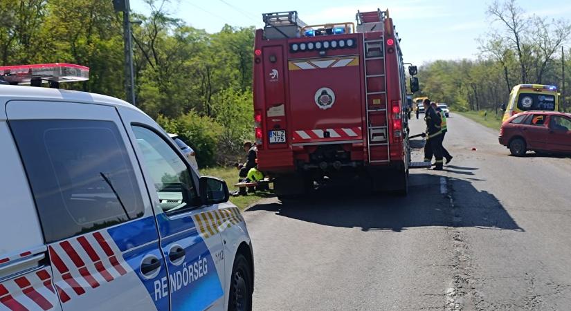 Borzalmas tragédia: azonnal szörnyethalt a személyautó sofőrje a frontális karambolban  fotók