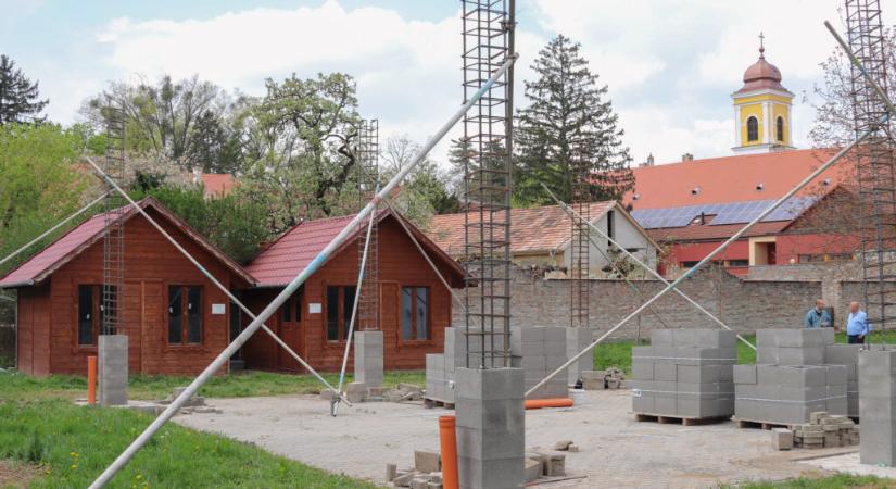 Nagyatádi építők: halad a közösségi színpadfedés, makettversenyt és koncerteket szerveznek