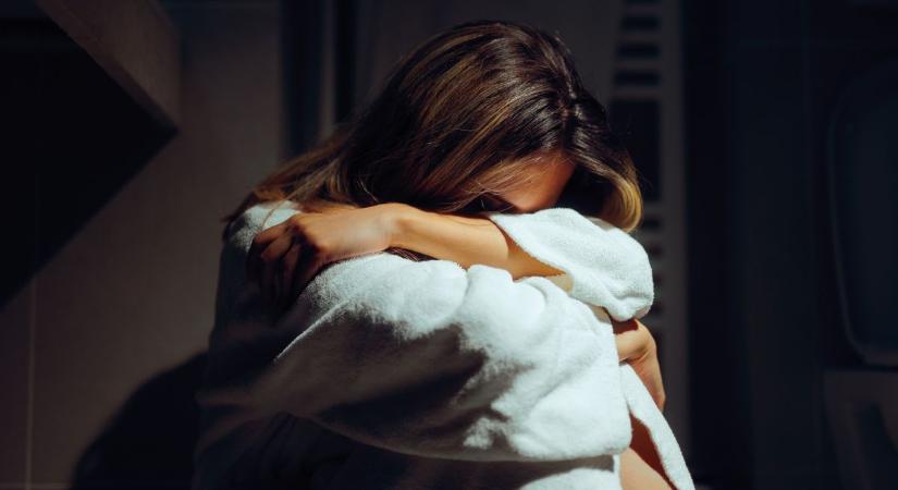 Eltitkolt terhesség, sokkoló vég: kollégiumi wc-ben szült a 15 éves lány