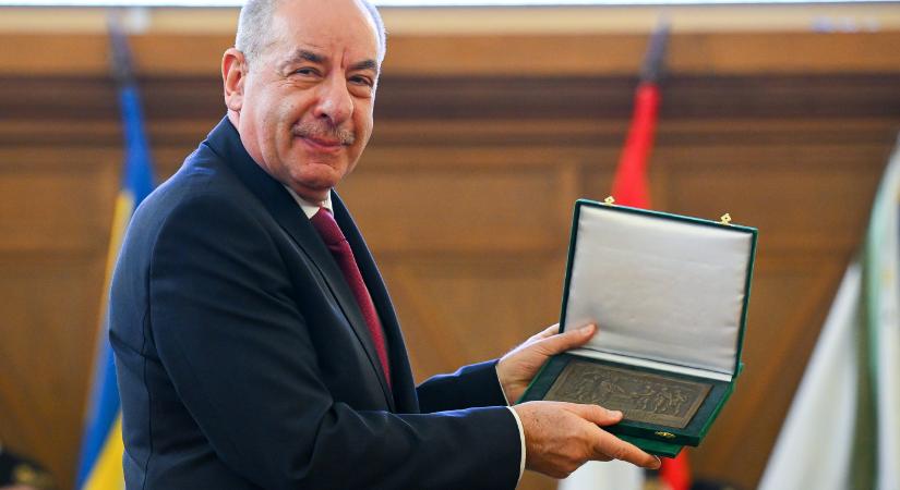 Sulyok Tamás is Laposföld-díjat kapott Wieber Orsolya asztrológus kitüntetéséért