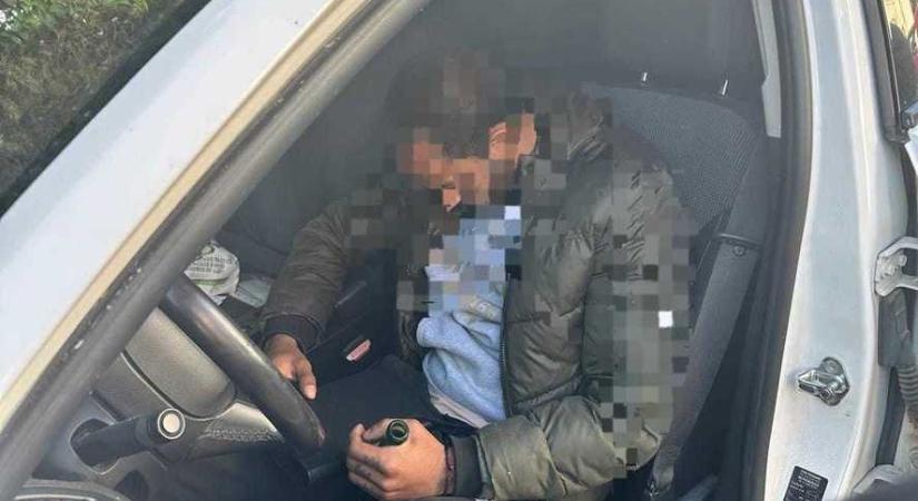 A tolvaj elszunyókált az autóban, amit éppen ki akart rabolni